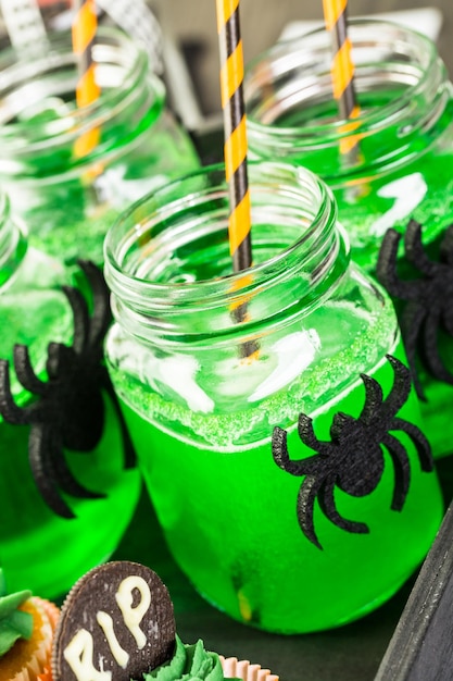 Arrangement de table de nourriture préparé pour la fête d'Halloween.