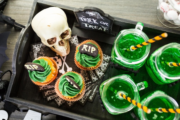 Arrangement de table de nourriture préparé pour la fête d'Halloween.