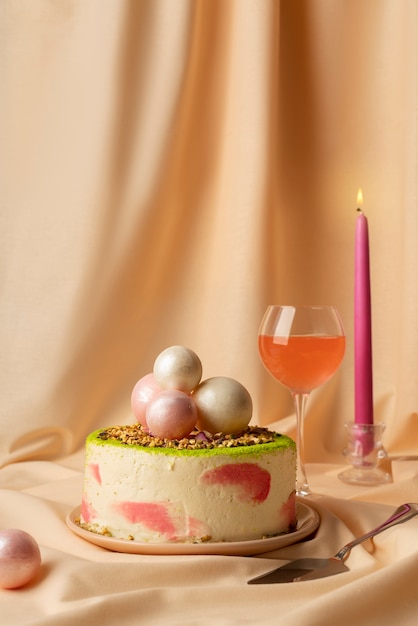 Photo arrangement de table pour un anniversaire avec gâteau et coupe de champagne