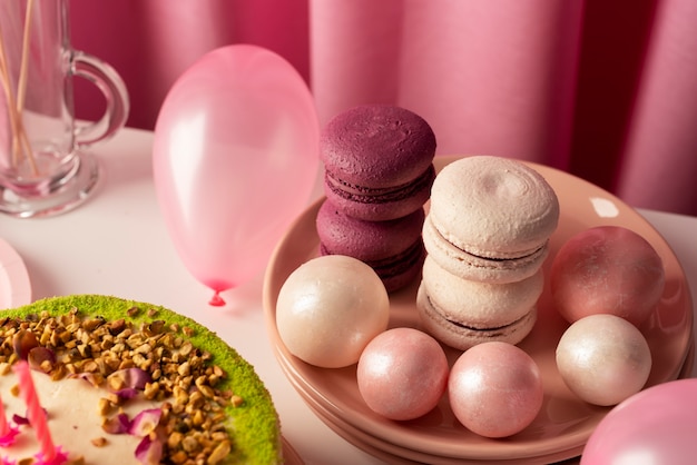 Photo arrangement de table pour un anniversaire avec gâteau et macarons