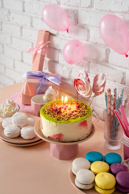 Arrangement de table pour un anniversaire avec gâteau et macarons