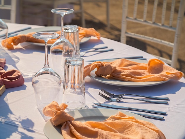 Arrangement de table de réception de mariage élégant de luxe et banquet et événement de mariage de pièce maîtresse florale