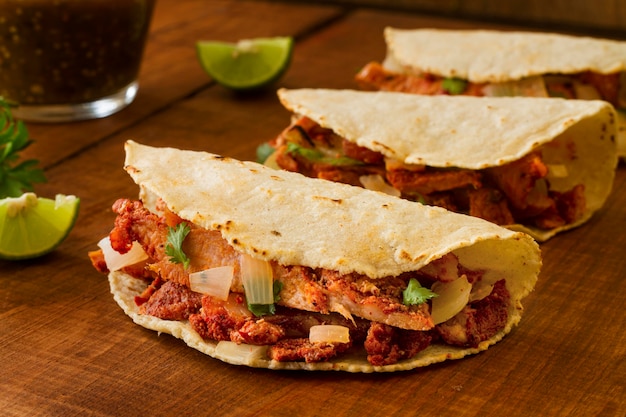 Photo arrangement avec tacos sur fond de bois