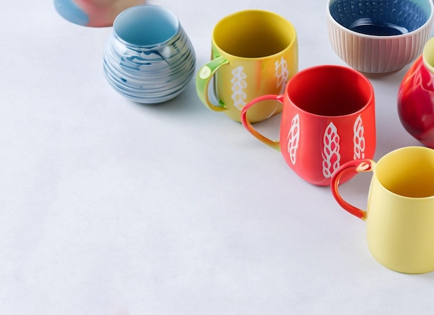 arrangement de tasses peintes en grand angle