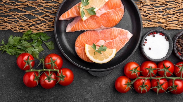 Photo arrangement de tranches de saumon rouge cru