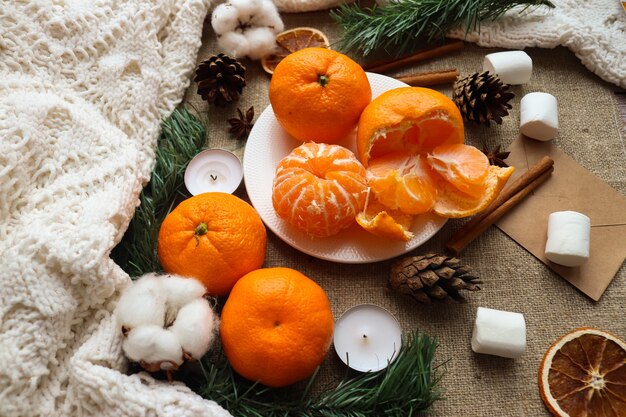 Arrangement de vacances avec des oranges et des guimauves