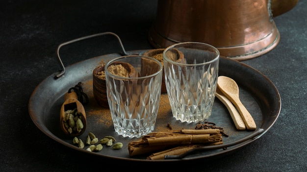 Arrangement avec verres à thé vides sur plateau