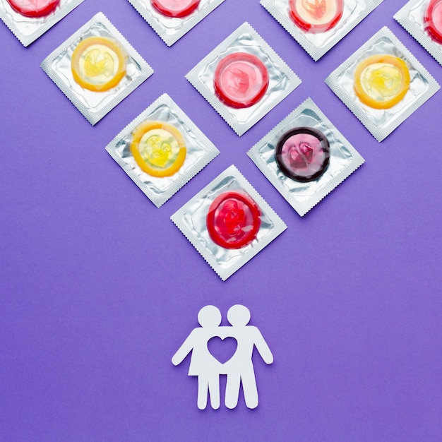 Photo arrangement de vue de dessus du concept de contraception sur fond violet