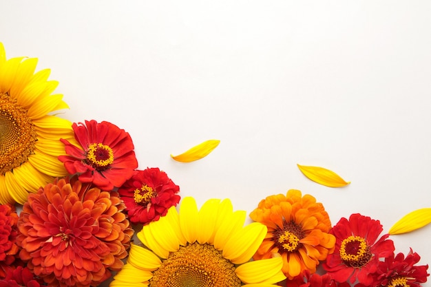 Arrangements de fleurs d'automne faits de tournesols, de feuilles et de fleurs sur fond gris, vue de dessus. Composition créative. Vue de dessus