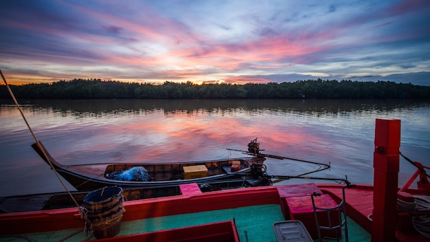 Arrêt de bateau sur la rivière à l&#39;aube.