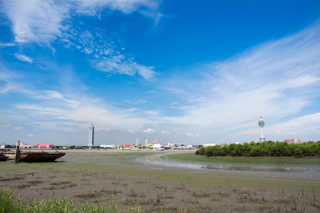 Arrêt du navire logistique attendre le niveau d'eau à l'estuaire de la rivière Chao Phraya à Amphoe Phra Samut Chedi le 9 août 2017 à Samut Prakan en Thaïlande