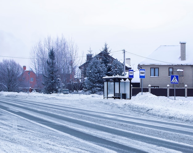 Arrêt de transport en hiver. Arrêt de bus. Copiez l'espace. Route de la ville