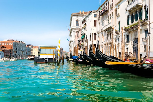 Photo arrêt de vaporetto à venise