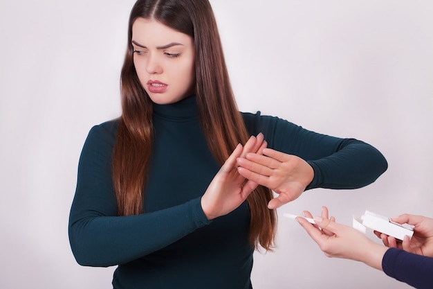 Arrêter De Fumer. Belle Femme Cassant La Cigarette En Deux