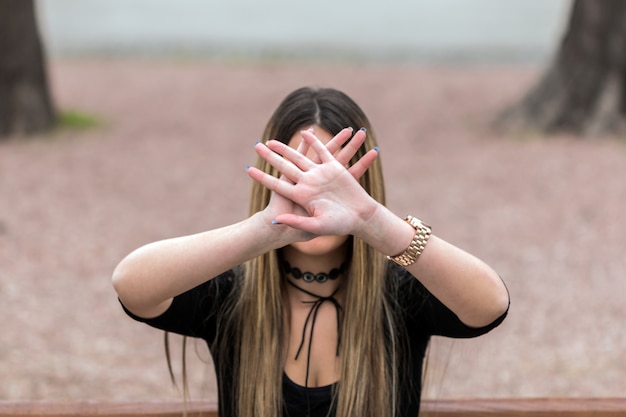 Arrêter la main d&#39;une femme signe de discrimination