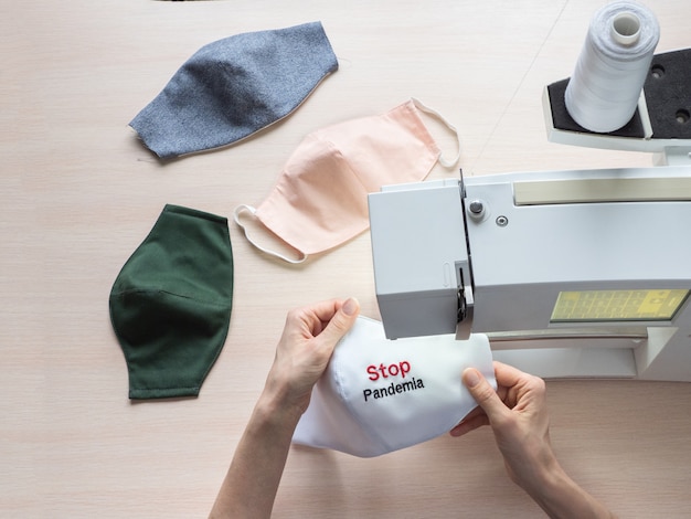 Arrêtez le concept de pandémie. Fabrication à domicile de masques de protection. Machine à coudre en cours de production. Production pour la protection contre la pandémie contre Covid-19