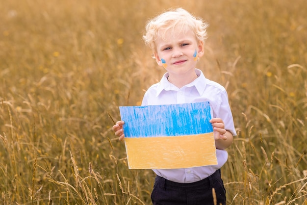 Arrêtez la guerre en Ukraine Un garçon ukrainien avec le drapeau Ukrainina jaune et bleu se dresse contre la guerre