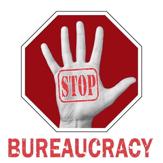 Photo arrêtez l'illustration conceptuelle de la bureaucratie. ouvrez la main avec le texte pour arrêter la bureaucratie. problème social mondial