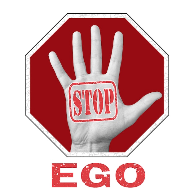 Photo arrêtez l'illustration conceptuelle de l'ego. ouvrez la main avec le texte de l'ego d'arrêt sur fond blanc. enjeux de société mondiale