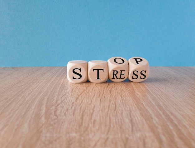 Arrêtez le stress et soyez le symbole de la santé Tourné les cubes et change les mots 'stress' en 'stop'