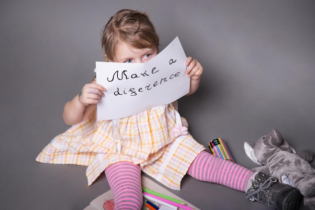 Arrêtez la violence et les enfants maltraités Triste petite fille assise sur le sol concept de traite des êtres humains