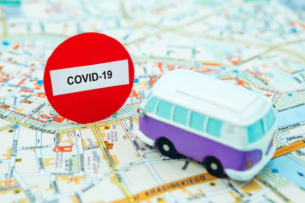 Arrêtez de voyager à cause du coronavirus. L'épidémie de Covid-19 a stoppé le tourisme dans le monde. fermeture d'aéroports et de gares routières. Passeports sur la carte et panneau d'arrêt.
