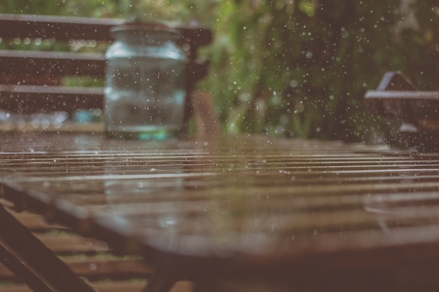 ARRIÈRE-PLAN DE LA PLUIE