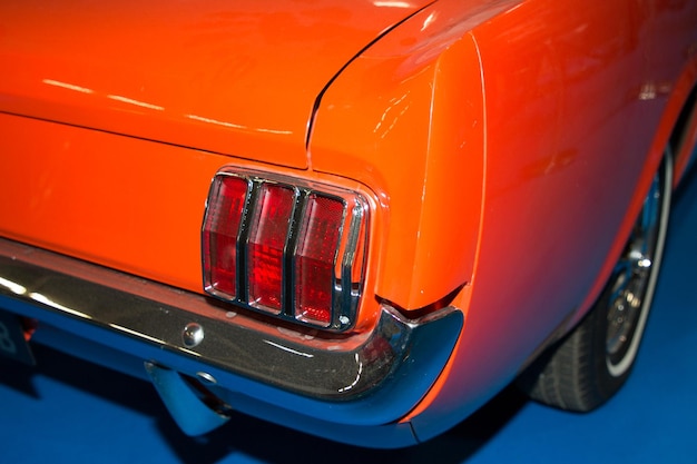 Arrière arrière d'une vieille voiture muscle car orange