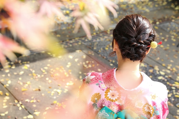 L&#39;arrière de la belle dame avec kimono