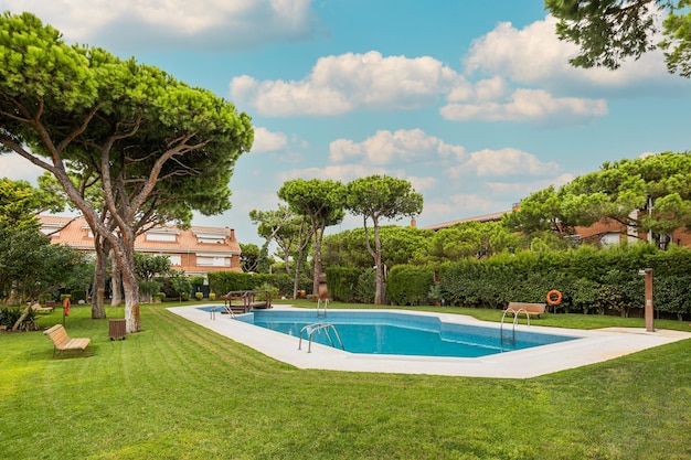 Arrière-cour d'un complexe résidentiel avec jardin et piscine arborée aux beaux jours