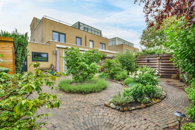 Une arrière-cour avec une maison et un jardin