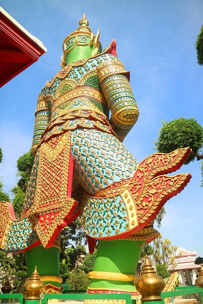 L'arrière du géant vert Tossakan Guardian Demons au Temple de l'Aube à Bangkok en Thaïlande