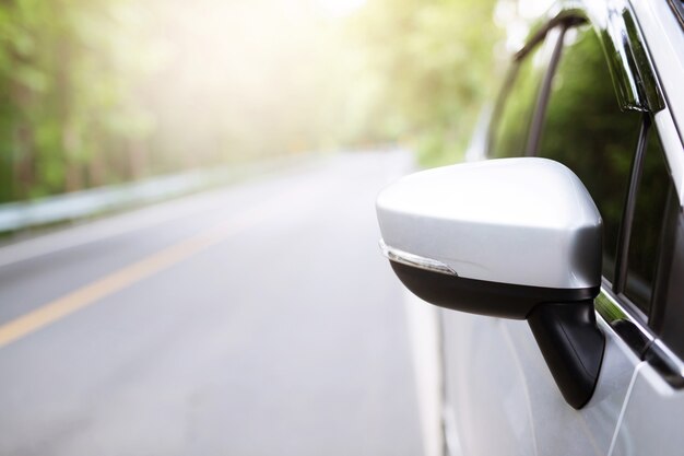 Arrière du parking sur la route goudronnée à l'extérieur. dans la nature vacances de temps libre sur autoroute avec paysage