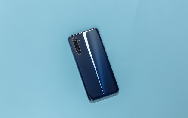 L'arrière du smartphone moderne sur fond bleu clair.