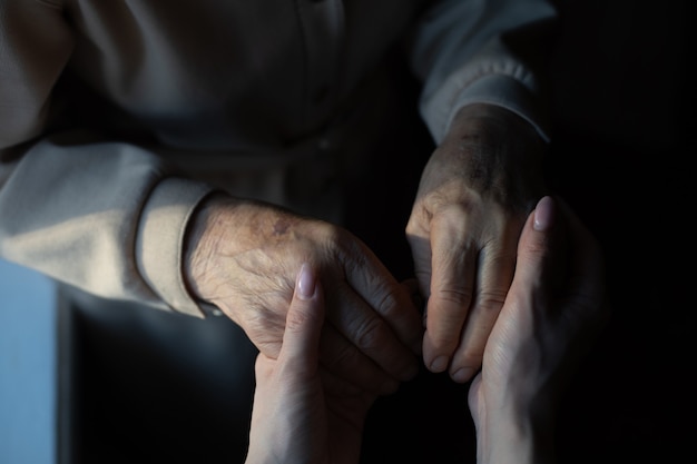 l'arrière-grand-mère et la petite-fille très âgées se tiennent la main