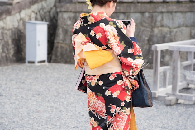 Photo l'arrière d'une jolie fille japonaise