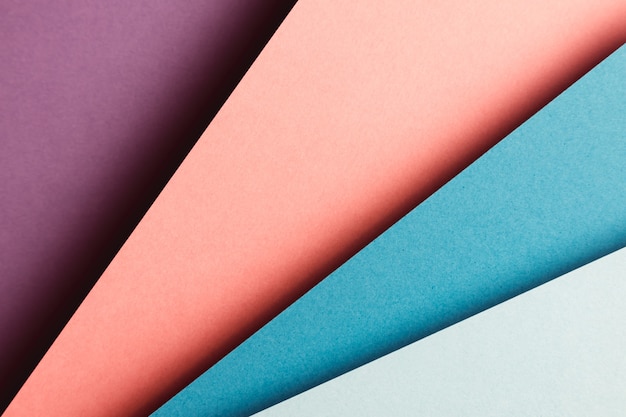 Arrière-plan abstrait de composition géométrique de papier de couleur violet, bleu et orange et jaune avec des formes, des ombres minimalistes, un espace de copie. Formes géométriques minimales. Concept de fond coloré