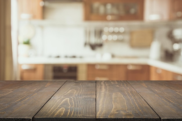 Arrière-plan abstrait flou Cuisine moderne avec plateau en bois vide pour l'affichage ou le montage de vos produits