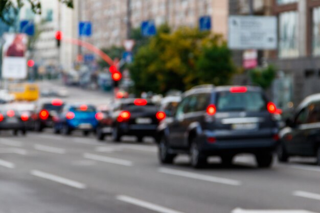 Arrière-plan abstrait flou de la voiture de circulation dans la rue de la ville le matin