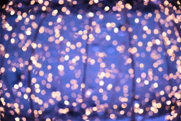 Arrière-plan abstrait de Noël, lumières brûlantes de guirlandes, bokeh flou.