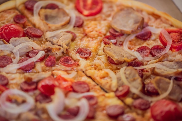 Arrière-plan appétissant pizza au pepperoni agrandi remplissant le cadre