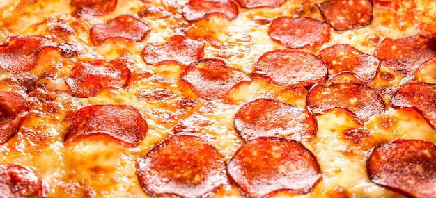 Arrière-plan appétissant pizza au pepperoni agrandi remplissant le cadre.