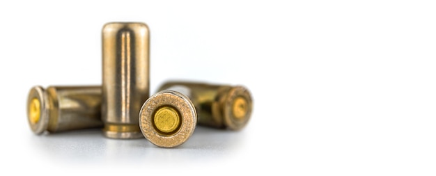 Arrière-plan avec des balles pour un pistolet 9 mm, isolé sur fond blanc, munitions pour une photo en gros plan d'armes à feu