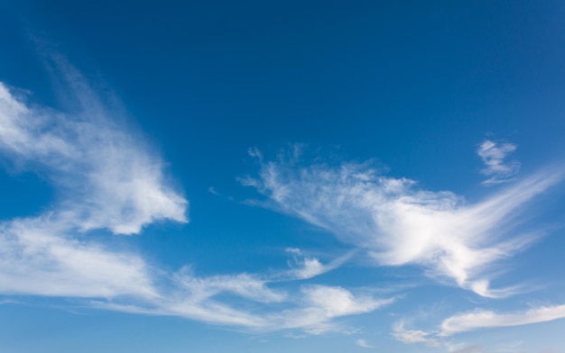 Arrière-plan bleu du ciel avec des nuages cumulus