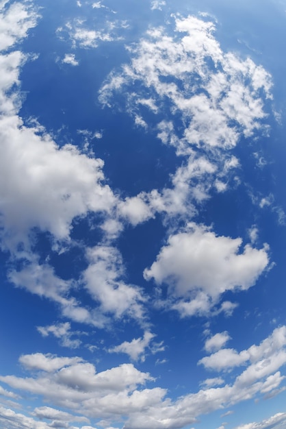 Arrière-plan bleu du ciel avec des nuages à rayures blanches dans le ciel et l'infini peut être utilisé pour le remplacement du ciel