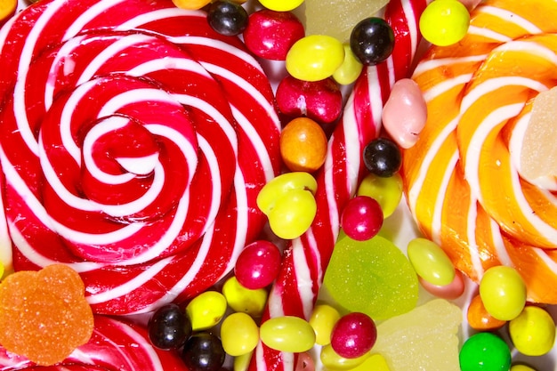 Arrière-plan de bonbons au chocolat colorés sucettes canne en bonbon et bonbons à la gelée