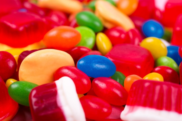 Arrière-plan de bonbons colorés de différentes formes