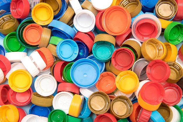 Arrière-plan de bouchons en plastique multicolores utilisés pour le texte