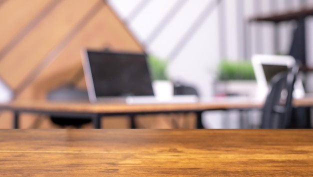 Arrière-plan de bureau flou avec lieux de travail modernes et table en bois de bureau en bois