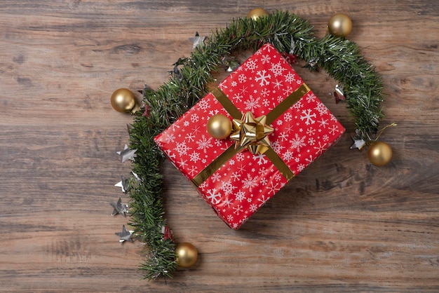 Arrière-plan avec des cadeaux de Noël mis sur plancher en bois